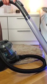Teen Maid Sucking Pussy Vacuum Cleaner