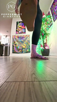 6'7 Obryně drtí zem v sandálech Intenzivní zpomalené stomps POV