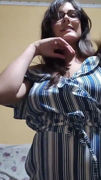 Une femme enceinte à forte poitrine te fait jouir avec ses seins