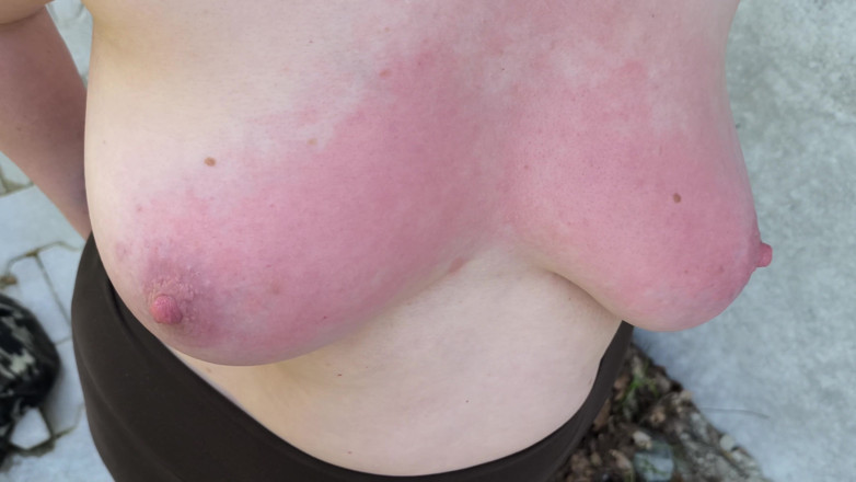 Bouncy Tits Action: Punire grandi tette nude sulle piste