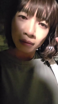 只要我蹲下，你就能看到我的内裤