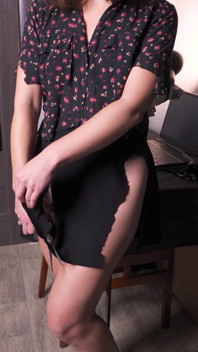 Secretaria caliente rasga la ropa hasta que está casi desnuda