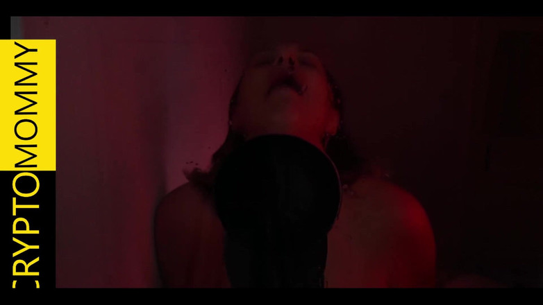 Crypto Mommy: Tante seksi ini lagi asik nyepong kontol sampai matanya menganga...