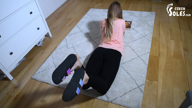 Czech Soles - foot fetish content: chek lanbi pair ki pair ki nangi gand chidhaati hai...