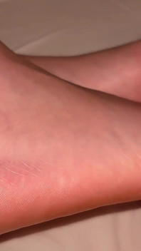 Pancutan mani pada kaki seksi rakaman dekat dengan mainan kecil yang cantik