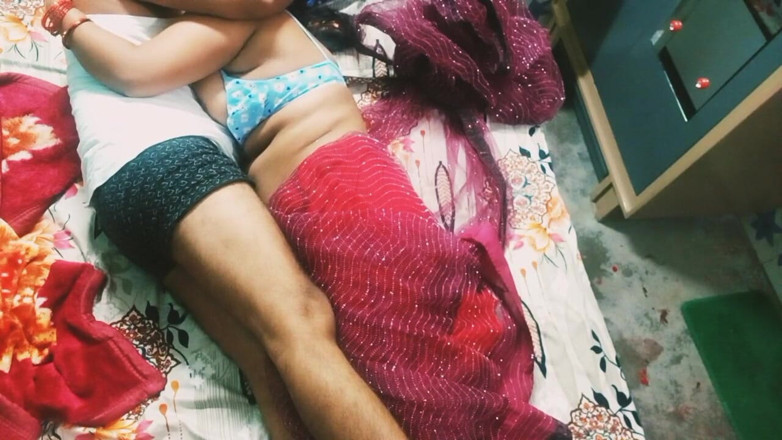 Manjushukla: Bhabhi India yang cantik dalam saree berwarna merah.