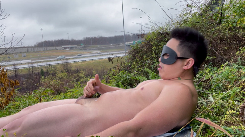 barenakedboy: Dio muscoloso bagnato dalla pioggia: nudo flex ed esplosione di...