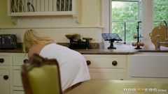 BRAZZERS: Brazzers - Amber Deen šuká hosta v kuchyni, aby ho přesvědčila, aby...