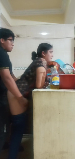 E-Alfa: La cameriera viene scopata quando si lava i piatti