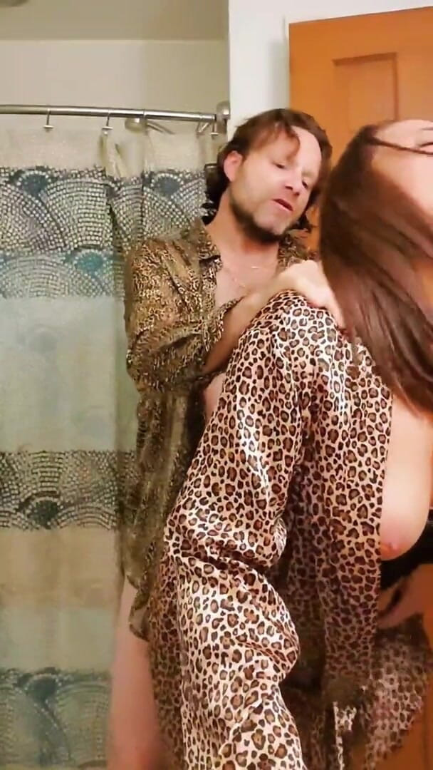 Satin Fetish King: Italiana milf em sessão de cetim com estampa de leopardo