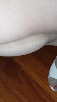 Dani_leg dalam Tan Pantyhose dan kasut tumit tinggi putih