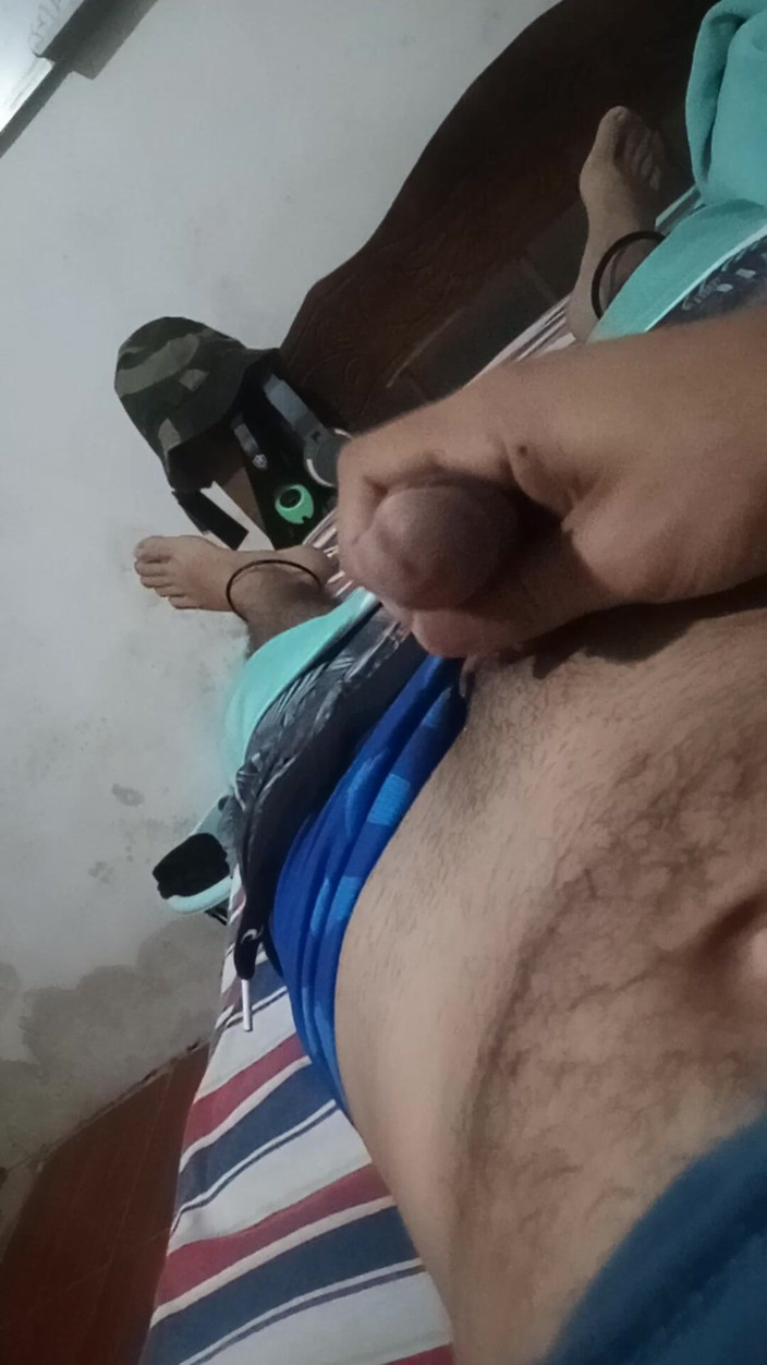 Cute boy jerks off: 18 anni tocca il suo pene mentre i suoi vicini...