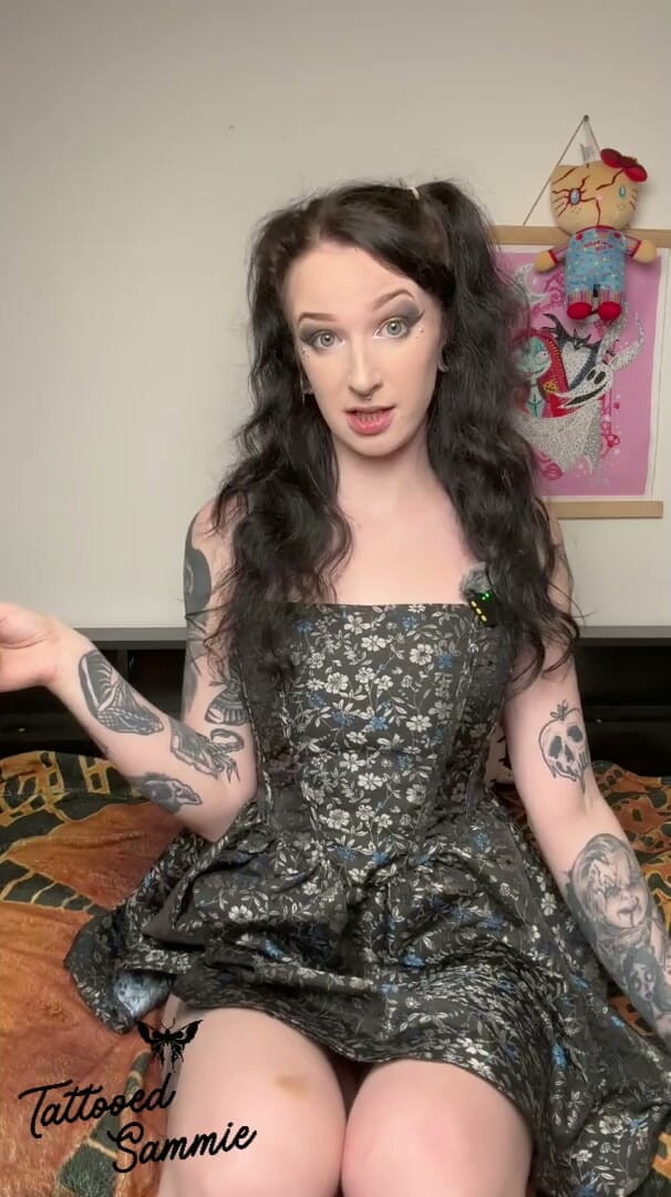 Tattooedsammie: Linda gótica follando con nuevo consolador