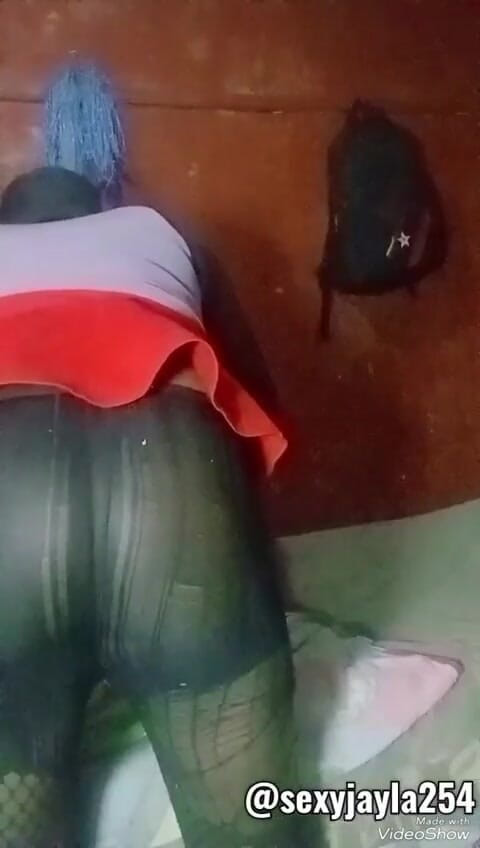 Sexyjayla254: 性感的 crossdresser 喜欢抚摸她漂亮的鸡巴直到射精