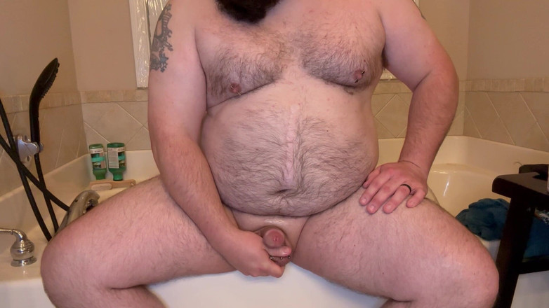Chubby Freak: 穿孔和纹身的微胖爸爸插入肛塞并缓慢抚摸他的柔软小鸡巴