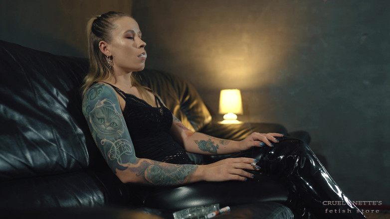 Cruel Anettes fetish world: Рулонная сигарета 4K