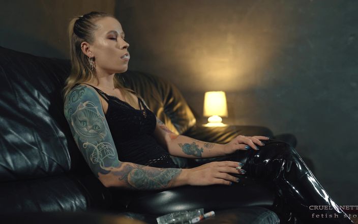 Cruel Anettes fetish world: Gerollte Zigarette 4K