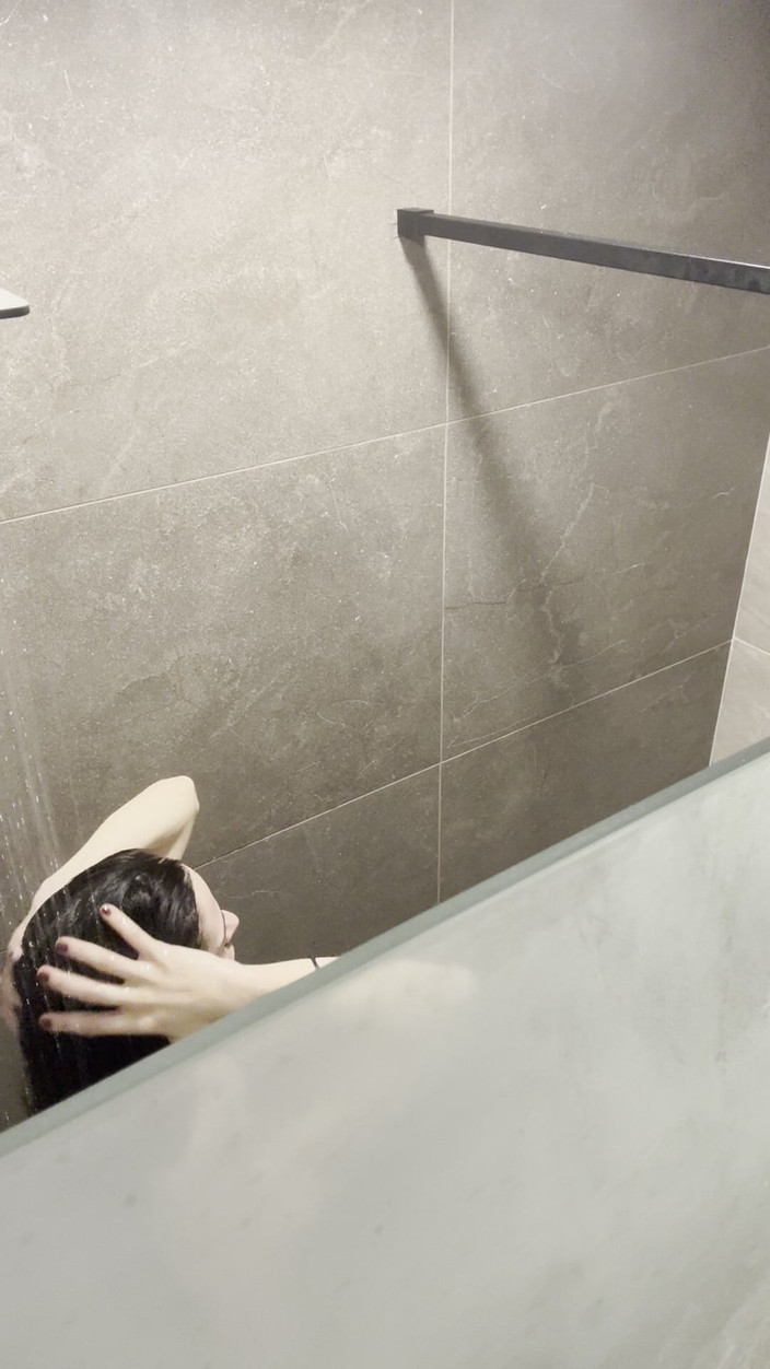 silicone_brunette: मेरे बाथरूम में कैमरा