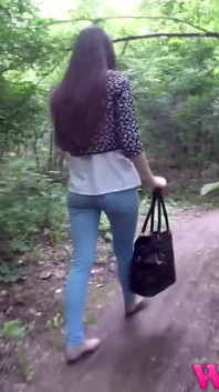 สาวผมน้ำตาลขายาวสิ้นหวัง ในกางเกงยีนส์รัดรูป เดินป่าหาที่ฉี่
