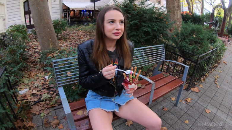 Immoral Live: Kylie si cewek super semok ini dicrot sperma dari belakang...