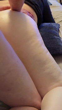 Ma belle-mère PAWG me laisse adorer-masser son gros cul en levrette et lui tirer les cheveux.