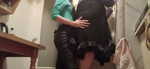 Lesbian-illusion: 我在厨房用穿戴式假阳具狠狠地操我的已婚邻居，而她的丈夫则在看电视