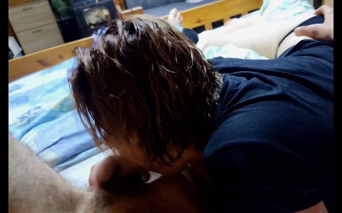 Gamer_couple98: Stepmom får en överraskning sperma i ansiktet!