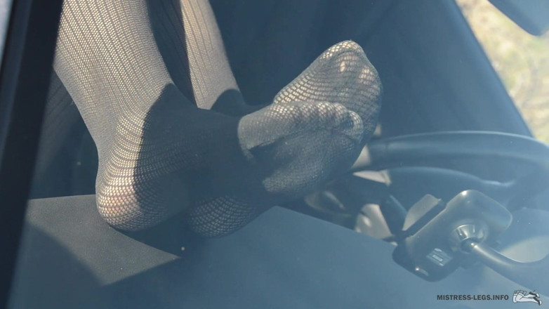 Mistress Legs: Kaki seksi dengan celana ketat berpose di dalam mobil