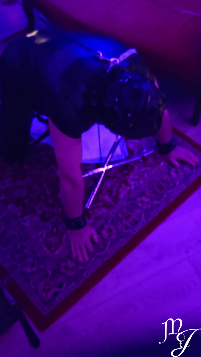 DeesseJulia: La mia cagna schiava anale in latex con un Erezione...