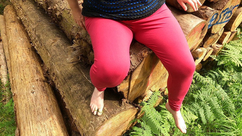 Bouncy Tits Action: Prsa a vagína použité na dřevěné pile