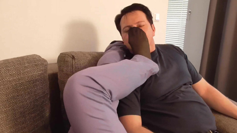 Foot Girls: Mistress Amrita's feet smelling tyranny