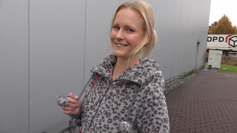 Blondehexe: Niemiecka blondynka rucha się w szatni