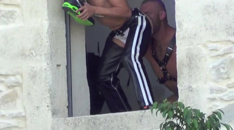 Sneaker gay: 엉덩이를 빨고 냄새 맡는 곰