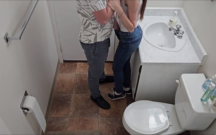 Ohseehere: Sinh viên làm tình trong nhà vệ sinh