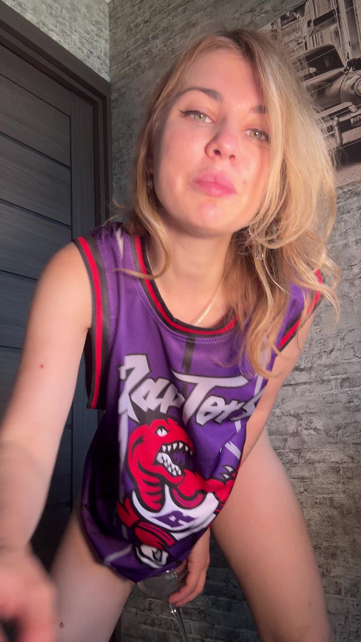 Misty Phoenix: 오늘 나는 내 후장을 입고 유리잔에 오줌을 싸고 싶어