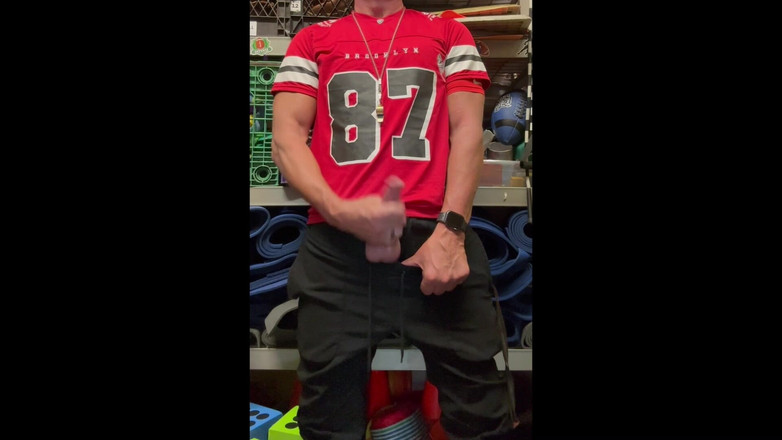 JockDad87: Jockdad87 menyemburkan banyak ke dalam jersinya dengan nombor 87.