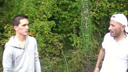 EXHIB BOYS: Твинка трахнул член XXL в круизной прогулке на улице в лесу