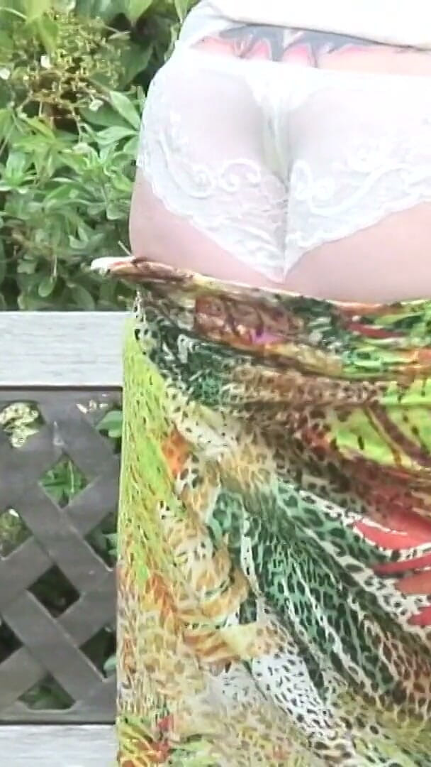 Mature Solo NL: हॉट परिपक्व पत्नी toni lace को अपने बगीचे में बाहर हस्तमैथुन करना पसंद है