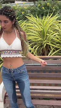 Öffentliche nasse jeans im park am strand