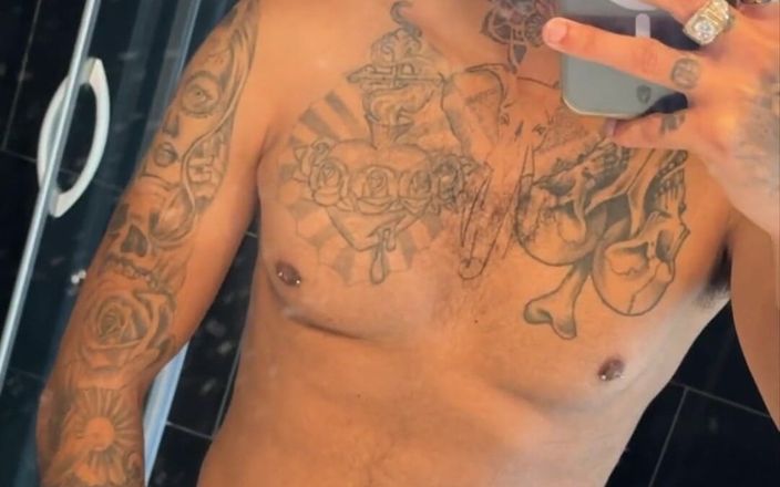 Damien Custo studio: Le minot de tatoo avec des mecs dénudés de douilles