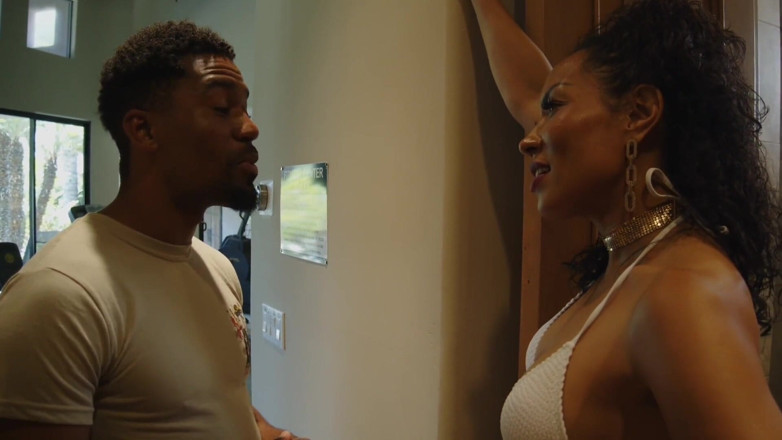 Darrenblazeent: Minha esposa do treinador de futebol Blasian gosta de foder...