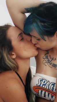 Venus et Penélope lèchent les aisselles avec beaucoup d’intensité !