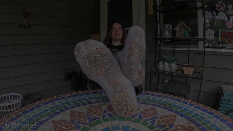 Mr Dimples: Ich zeige meine dreckigen socken und füße