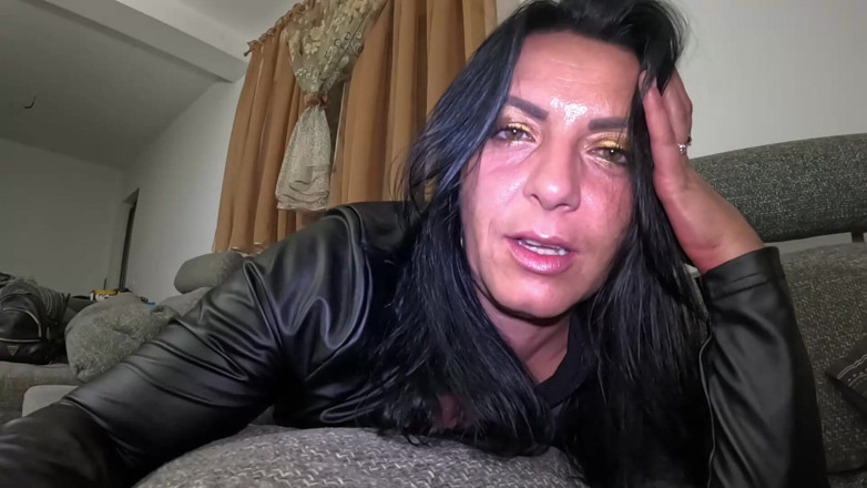 MilfyCalla: Palenie Uległa MILF - Masturbacja, Dirty Talk &amp; Leather Fetish 304