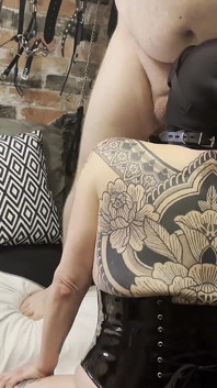 Tatuerad fru ansiktsknull