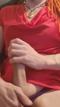 Avere una pausa al lavoro in un po' di raso rosso sexy
