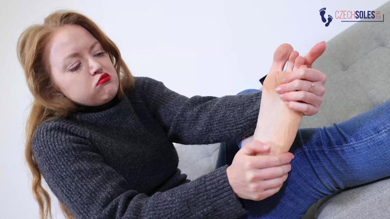 Czech Soles - foot fetish content: Ginger doet pijn, stinkende en bezwete grote voeten