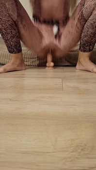 Bombasse sur un gode