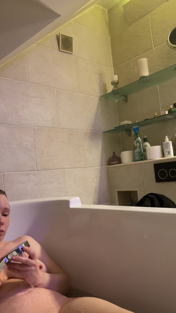 SweetLucy96: Teplá voda mi ztvrdne bradavky