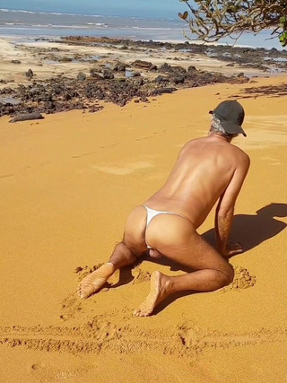 Ladysilvas: 해변에서 팬티를 입고 핫한 엉덩이를 보여주는 Ladysilva 크로스드레서